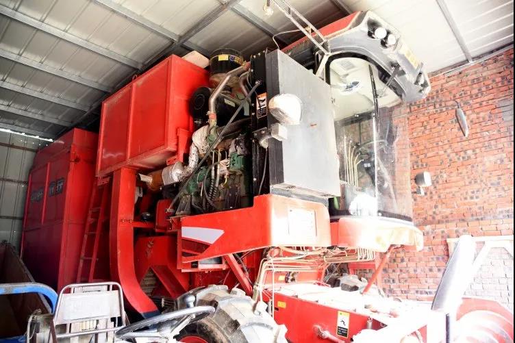 “想發(fā)財(cái)就買它!” 中聯(lián)花生收獲機(jī)助用戶走上致富路