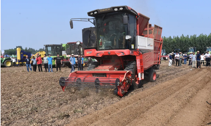 河北秦師傅:遇見(jiàn)中聯(lián)收獲讓我做起了“跨界機(jī)手”