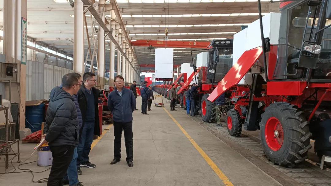 熱烈歡迎中國(guó)農(nóng)機(jī)工業(yè)協(xié)會(huì)代表團(tuán)蒞臨鄭州中聯(lián)參觀指導(dǎo)工作 12.242.jpg