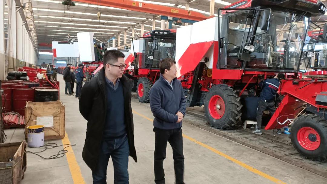 熱烈歡迎中國(guó)農(nóng)機(jī)工業(yè)協(xié)會(huì)代表團(tuán)蒞臨鄭州中聯(lián)參觀指導(dǎo)工作 12.241.jpg