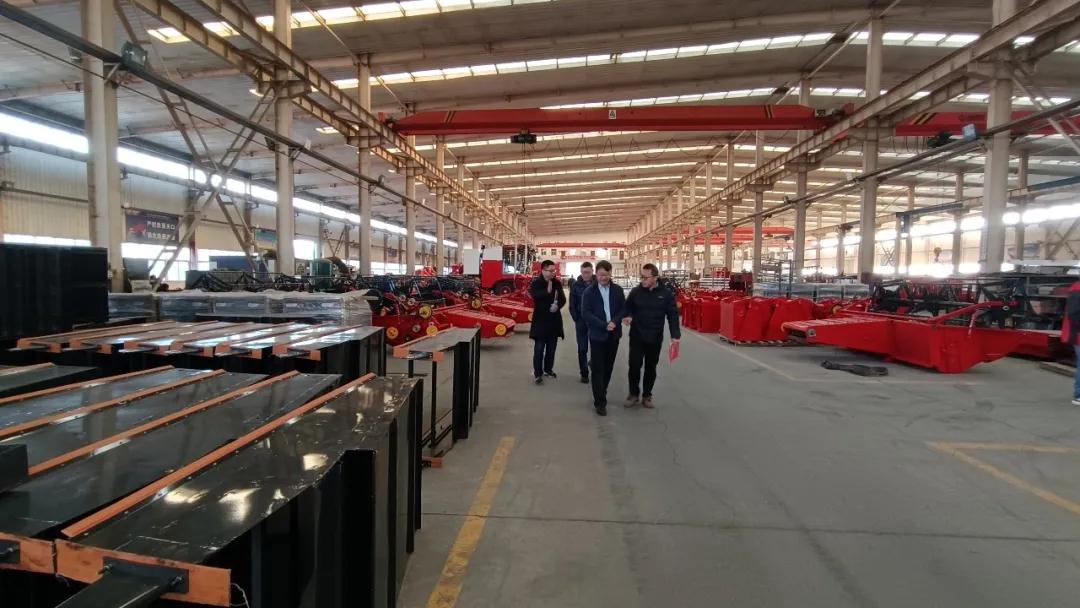 熱烈歡迎中國(guó)農(nóng)機(jī)工業(yè)協(xié)會(huì)代表團(tuán)蒞臨鄭州中聯(lián)參觀指導(dǎo)工作 12.245.jpg