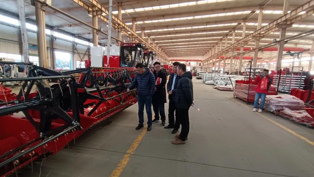 熱烈歡迎中國(guó)農(nóng)機(jī)工業(yè)協(xié)會(huì)代表團(tuán)蒞臨鄭州中聯(lián)參觀指導(dǎo)工作 12.244.jpg