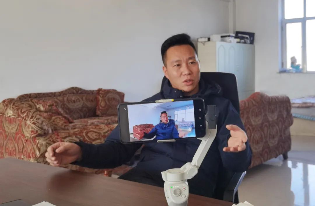 “網(wǎng)紅”牛老板賣“網(wǎng)紅”車——中聯(lián)收獲花生機 610-1.jpg