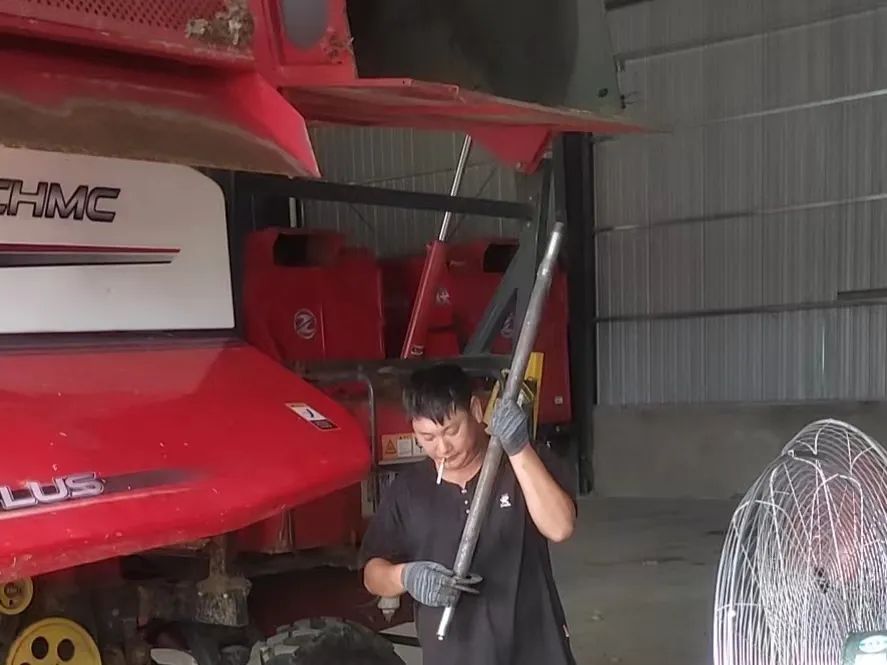 是什么讓20年的農(nóng)機(jī)手為中聯(lián)收獲代言 802-3.jpg